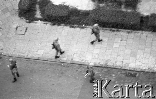 Lata 80-te, Warszawa, Polska
Grupa milicjantów.
Fot. Maciej Czarnocki, zbiory Ośrodka KARTA