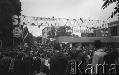 Październik 1982, Gdańsk, Polska
Protest pod bramą Stoczni Gdańskiej im. Lenina po decyzji władz o delegalizacji NSZZ 