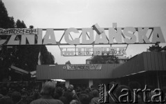 Październik 1982, Gdańsk, Polska
Protest pod bramą Stoczni Gdańskiej im. Lenina po decyzji władz o delegalizacji NSZZ 