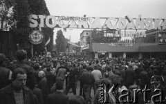 Październik 1982, Gdańsk, Polska
Protest pod bramą Stoczni Gdańskiej im. Lenina po decyzji władz o delegalizacji NSZZ 