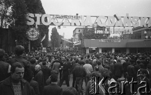 Październik 1982, Gdańsk, Polska
Protest pod bramą Stoczni Gdańskiej im. Lenina po decyzji władz o delegalizacji NSZZ 