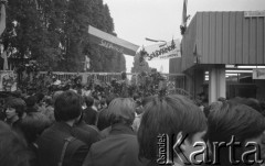 Październik 1982, Gdańsk, Polska
Protest pod bramą Stoczni Gdańskiej im. Lenina po decyzji władz o delegalizacji NSZZ 