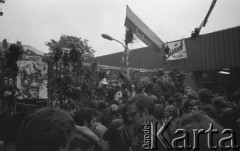 Październik 1982, Gdańsk, Polska
Protest pod bramą Stoczni Gdańskiej im. Lenina po decyzji władz o delegalizacji NSZZ 