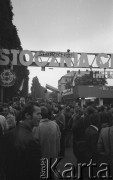 Październik 1982, Gdańsk, Polska
Protest pod bramą Stoczni Gdańskiej im. Lenina po decyzji władz o delegalizacji NSZZ 