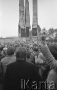 Październik 1982, Gdańsk, Polska
Protest pod bramą Stoczni Gdańskiej im. Lenina po decyzji władz o delegalizacji NSZZ 