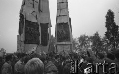 Październik 1982, Gdańsk, Polska
Protest pod bramą Stoczni Gdańskiej im. Lenina po decyzji władz o delegalizacji NSZZ 