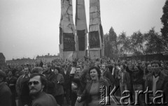 Październik 1982, Gdańsk, Polska
Protest pod bramą Stoczni Gdańskiej im. Lenina po decyzji władz o delegalizacji NSZZ 