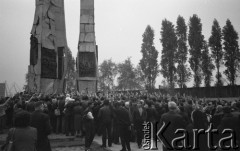 Październik 1982, Gdańsk, Polska
Protest pod bramą Stoczni Gdańskiej im. Lenina po decyzji władz o delegalizacji NSZZ 