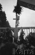Październik 1982, Gdańsk, Polska
Protest pod bramą Stoczni Gdańskiej im. Lenina po decyzji władz o delegalizacji NSZZ 