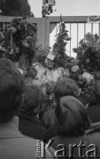 Październik 1982, Gdańsk, Polska
Protest pod bramą Stoczni Gdańskiej im. Lenina po decyzji władz o delegalizacji NSZZ 