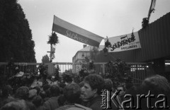 Październik 1982, Gdańsk, Polska
Protest pod bramą Stoczni Gdańskiej im. Lenina po decyzji władz o delegalizacji NSZZ 
