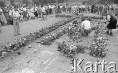 9.05.1982, Warszawa, Polska
Układanie krzyża kwietnego na placu Zwycięstwa (obecnie Piłsudskiego) upamiętniającego kardynała Stefana Wyszyńskiego.
Fot. Maciej Czarnocki, zbiory Ośrodka KARTA