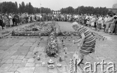 9.05.1982, Warszawa, Polska
Układanie krzyża kwietnego na placu Zwycięstwa (obecnie Piłsudskiego) upamiętniającego kardynała Stefana Wyszyńskiego.
Fot. Maciej Czarnocki, zbiory Ośrodka KARTA