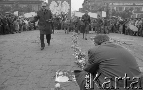 9.05.1982, Warszawa, Polska
Układanie krzyża kwietnego na placu Zwycięstwa (obecnie Piłsudskiego) upamiętniającego kardynała Stefana Wyszyńskiego. W tle widać godło Polski.
Fot. Maciej Czarnocki, zbiory Ośrodka KARTA