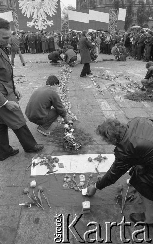 9.05.1982, Warszawa, Polska
Układanie krzyża kwietnego na placu Zwycięstwa (obecnie Piłsudskiego) upamiętniającego kardynała Stefana Wyszyńskiego. W tle widać godło Polski.
Fot. Maciej Czarnocki, zbiory Ośrodka KARTA
