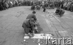 9.05.1982, Warszawa, Polska
Układanie krzyża kwietnego na placu Zwycięstwa (obecnie Piłsudskiego) upamiętniającego kardynała Stefana Wyszyńskiego.
Fot. Maciej Czarnocki, zbiory Ośrodka KARTA