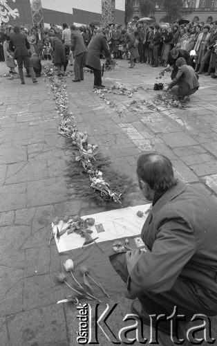 9.05.1982, Warszawa, Polska
Układanie krzyża kwietnego na placu Zwycięstwa (obecnie Piłsudskiego) upamiętniającego kardynała Stefana Wyszyńskiego.
Fot. Maciej Czarnocki, zbiory Ośrodka KARTA