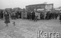 9.05.1982, Warszawa, Polska
Ludzie zgromadzeni wokół krzyża kwietnego na placu Zwycięstwa (obecnie Piłsudskiego) upamiętniającego kardynała Stefana Wyszyńskiego.
Fot. Maciej Czarnocki, zbiory Ośrodka KARTA
