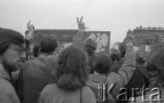 9.05.1982, Warszawa, Polska
Ludzie zgromadzeni wokół krzyża kwietnego na placu Zwycięstwa (obecnie Piłsudskiego) upamiętniającego kardynała Stefana Wyszyńskiego.
Fot. Maciej Czarnocki, zbiory Ośrodka KARTA
