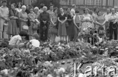 9.05.1982, Warszawa, Polska
Ludzie zgromadzeni wokół krzyża kwietnego na placu Zwycięstwa (obecnie Piłsudskiego) upamiętniającego kardynała Stefana Wyszyńskiego.
Fot. Maciej Czarnocki, zbiory Ośrodka KARTA