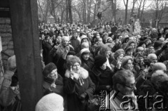 1983-1989, Warszawa, Polska.
Manifestacja przed symbolicznym grobem prezydenta II RP Ignacego Mościckiego. Tłum wznosi ręce w geście victorii.
Fot. Maciej Czarnocki, zbiory Ośrodka KARTA.