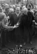 1983-1989, Warszawa, Polska.
Manifestacja przed symbolicznym grobem prezydenta II RP Ignacego Mościckiego.
Fot. Maciej Czarnocki, zbiory Ośrodka KARTA.