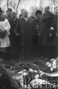 1983-1989, Warszawa, Polska.
Manifestacja przed symbolicznym grobem prezydenta II RP Ignacego Mościckiego.
Fot. Maciej Czarnocki, zbiory Ośrodka KARTA.