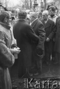 1983-1989, Warszawa, Polska.
Manifestacja przed symbolicznym grobem prezydenta II RP Ignacego Mościckiego.
Fot. Maciej Czarnocki, zbiory Ośrodka KARTA.