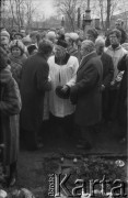 1983-1989, Warszawa, Polska.
Manifestacja przed symbolicznym grobem prezydenta II RP Ignacego Mościckiego. 
Fot. Maciej Czarnocki, zbiory Ośrodka KARTA.