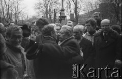 1983-1989, Warszawa, Polska.
Manifestacja przed symbolicznym grobem prezydenta II RP Ignacego Mościckiego.
Fot. Maciej Czarnocki, zbiory Ośrodka KARTA.