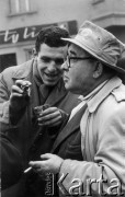 ok. 1960, Rydułtowy, Polska.
Uliczny sprzedawca zabawek do puszczania baniek mydlanych. Fotografia z serii 