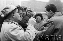 ok. 1960, Rydułtowy, Polska.
Uliczny sprzedawca zabawek do puszczania baniek mydlanych. Fotografia z serii 