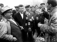 ok. 1960, Rydułtowy, Polska.
Uliczny sprzedawca zabawek do puszczania baniek mydlanych. Fotografia z serii 