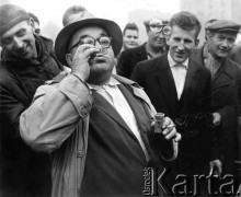 ok. 1960, Rydułtowy, Polska.
Uliczny sprzedawca zabawek do puszczania baniek mydlanych. Fotografia z serii 