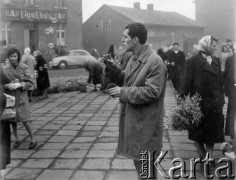 ok. 1960, Rydułtowy, Polska.
Uliczny sprzedawca zabawek do puszczania baniek mydlanych. Fotografia z serii 