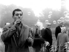ok. 1960, Rydułtowy, Polska.
Uliczny sprzedawca zabawek do puszczania baniek mydlanych. Fotografia z serii 