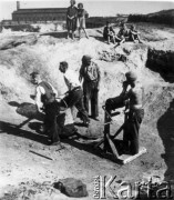 1920-1939, Śląsk, Polska.
Biedaszyby - nielegalne wydobywanie węgla.
Fot. NN, reprodukcja Kazimierz Seko, zbiory Ośrodka KARTA.


