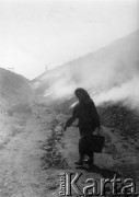 1920-1939, Śląsk, Polska.
Biedaszyby - nielegalne wydobywanie węgla. Kobieta z wiadrem idąca drogą między hałdami.
Fot. NN, reprodukcja Kazimierz Seko, zbiory Ośrodka KARTA.


