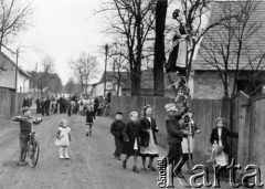 Lata 50-60-te, Śląsk Opolski, Polska.
Wiosenne obyczaje ludowe. Grupa dzieci obchodzi wieś z „marzanką” przed jej utopieniem.
Fot. Kazimierz Seko, zbiory Ośrodka KARTA


