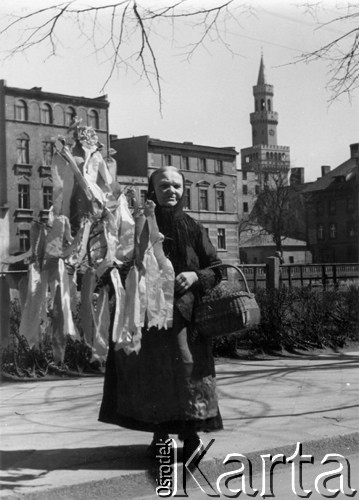 Lata 50-60-te, Opole, Polska.
Wiosenne obyczaje ludowe. Pani Augustyn podtrzymuje tradycje chodzenia z „gaikiem”.
Fot. Kazimierz Seko, zbiory Ośrodka KARTA

