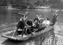 Lata 50-60-te, Pieniny, Polska.
Grupa osób na tratwie podczas spływu Dunajcem.
Fot. Kazimierz Seko, zbiory Ośrodka KARTA



