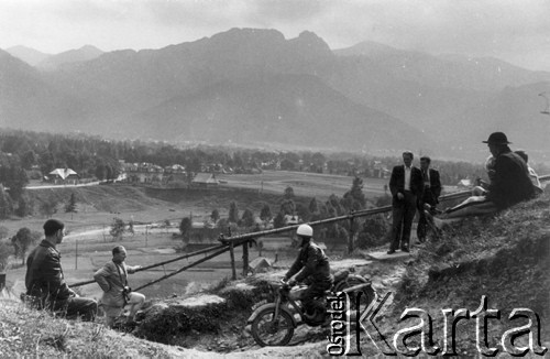 1952, Zakopane, Polska.
Rajd Tatrzański. Motocyklista zjeżdża z Gubałówki. W tle Giewont.
Fot. Kazimierz Seko, zbiory Ośrodka KARTA