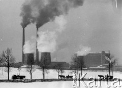 Lata 50-60-te, Śląsk, Polska.
Wozy na drodze, prywatny transport konny utrzymujący się przy przemyśle węglowym. W tle dymiące kominy elektrowni.
Fot. Kazimierz Seko, zbiory Ośrodka KARTA


