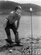 Lata70-te, Śląsk, Polska.
Poranna toaleta. Mężczyzna goli się przed lusterkiem zatkniętym na patyku, w tle jezioro. Zdjęcie nagrodzone na IX Silesian Press Photo Competition 1977.
Fot. Kazimierz Seko, zbiory Ośrodka KARTA

