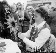 Lata70-te, Częstochowa, Polska.
Jarmark Jurajski. Kobieta przygotowująca sztuczne kwiaty.
Fot. Kazimierz Seko, zbiory Ośrodka KARTA

