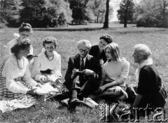 Lata 50-60-te, Śląsk, Polska.
Park miejski, pisarz Gustaw Morcinek rozdaje autografy czytelniczkom, siedząc na trawie.
Fot. Kazimierz Seko, zbiory Ośrodka KARTA
