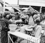 Lata 70-te, Częstochowa, Polska.
Jarmark Jurajski. Pokaz lepienia garnków z gliny na kole garncarskim.
Fot. Kazimierz Seko, zbiory Ośrodka KARTA

