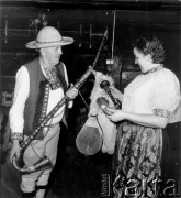 Lata 60-70-te, Istebna-Wojtosze, Polska.
Jan Kawulok i jego córka Zuzanna prezentują ludowe instrumenty muzyczne w swojej zabytkowej chacie góralskiej.
Fot. Kazimierz Seko, zbiory Ośrodka KARTA


