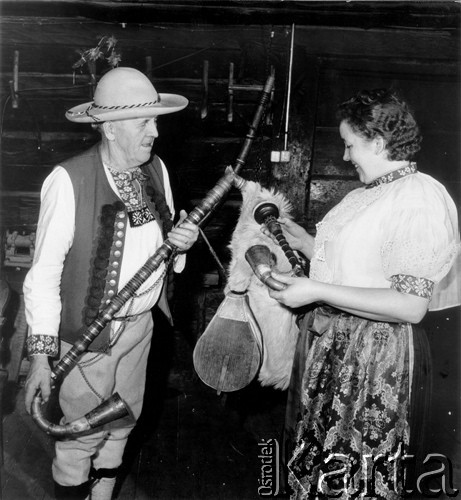 Lata 60-70-te, Istebna-Wojtosze, Polska.
Jan Kawulok i jego córka Zuzanna prezentują ludowe instrumenty muzyczne w swojej zabytkowej chacie góralskiej.
Fot. Kazimierz Seko, zbiory Ośrodka KARTA


