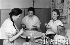 Lata 60-70-te, Istebna, Polska.
Dziewczęta w strojach ludowych malują tradycyjne pisanki.
Fot. Kazimierz Seko, zbiory Ośrodka KARTA


